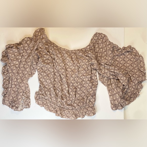 Cropped casual top with large flowing sleeve - Picture 4 of 4